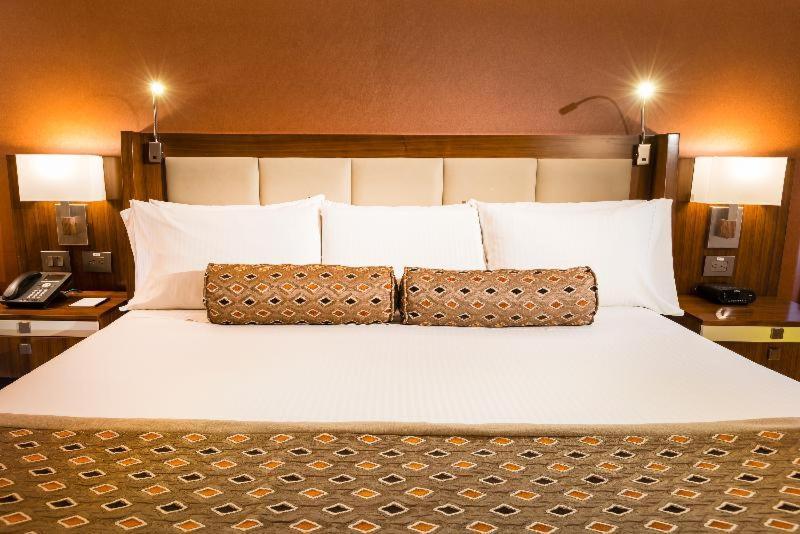 Hotel Dann Carlton โบโกตา ห้อง รูปภาพ A bed